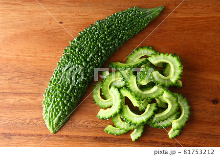 薄切りにしたゴーヤ　俯瞰撮影 81753212