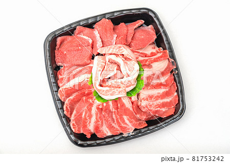 スーパーで買った焼肉用牛肉と豚肉盛り合わせ スーパーで買った焼肉用牛肉と豚肉盛り合わせ 81753242