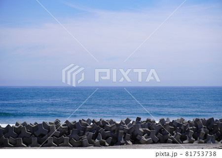海の地平線とテトラポット、福島県相馬市松川浦大洲海岸 海の地平線とテトラポット、福島県相馬市松川浦大洲海岸 81753738