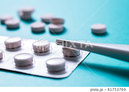 解熱剤と体温計　薬のイメージ素材 81753769