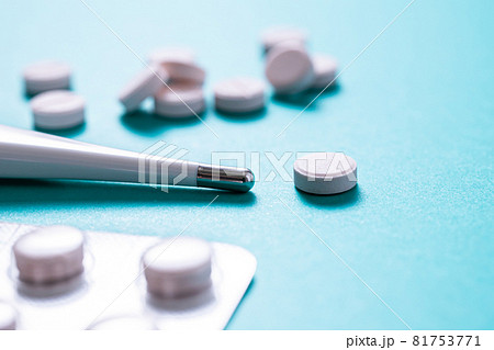 解熱剤と体温計　薬のイメージ素材 81753771