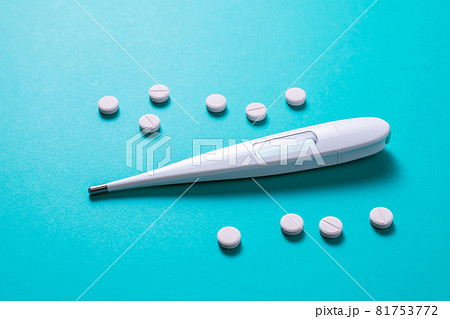 解熱剤と体温計　薬のイメージ素材 81753772