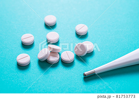 解熱剤と体温計　薬のイメージ素材 81753773