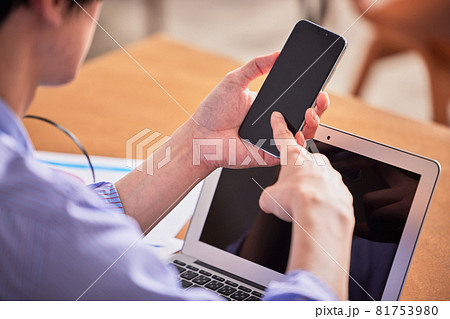 テレワーク中に集中が切れてネットサーフィンする若い男性 テレワーク中に集中が切れてネットサーフィンする若い男性 81753980
