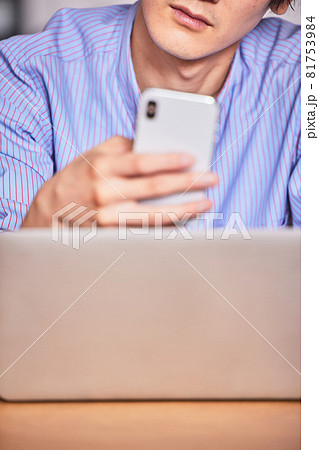 テレワーク中に集中が切れてネットサーフィンする若い男性 テレワーク中に集中が切れてネットサーフィンする若い男性 81753984