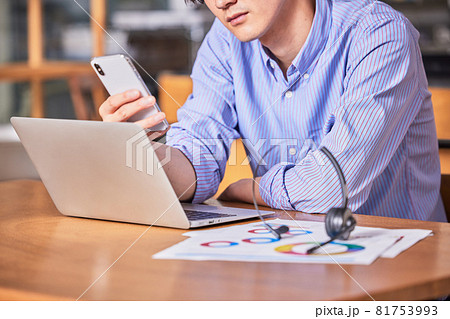 テレワーク中に集中が切れてネットサーフィンする若い男性 テレワーク中に集中が切れてネットサーフィンする若い男性 81753993