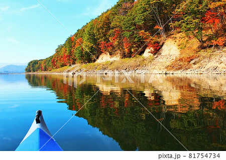 岩手県雫石町御所湖の紅葉とカヤック 岩手県雫石町御所湖の紅葉とカヤック 81754734