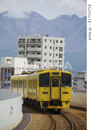 桜島をバックに走る普通列車 81754758