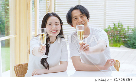 お酒を飲む夫婦・カップル お酒を飲む夫婦・カップル 81756867