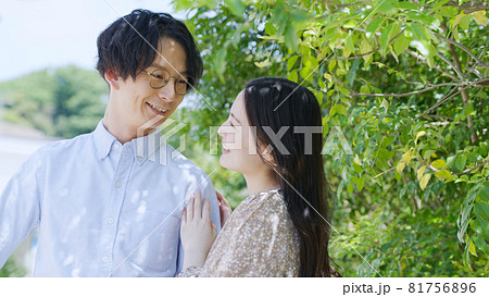 笑顔の若い夫婦・カップル 笑顔の若い夫婦・カップル 81756896