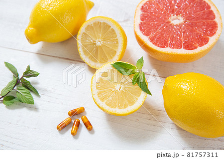ビタミンサプリメントとレモンとグレープフルーツ 81757311