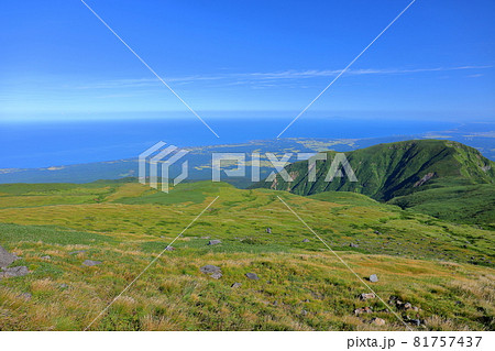山形県飽海郡遊佐町 山形と秋田にまたがる鳥海山の登山道御浜小屋付近からの景色 山形県飽海郡遊佐町 山形と秋田にまたがる鳥海山の登山道御浜小屋付近からの景色 81757437