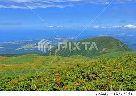 山形県飽海郡遊佐町　山形と秋田にまたがる鳥海山の登山道御浜小屋付近からの景色 81757448