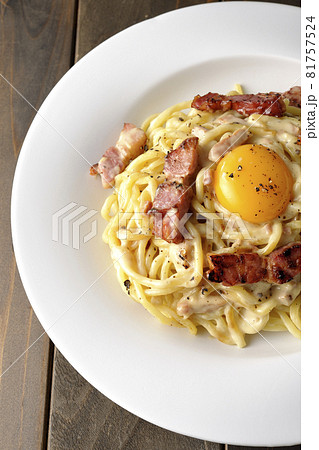 卵黄やカリカリに焼いた厚切りベーコンが入っているカルボナーラを俯瞰で撮影 81757524