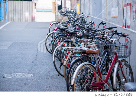 自転車の路上駐車 81757839