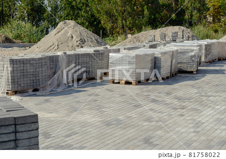 Pallets of gray paving tiles at the construction site. Construction of new sidewalks and roads. Industry. Pallets of gray paving tiles at the construction site. Construction of new sidewalks and roads. Industry. 81758022