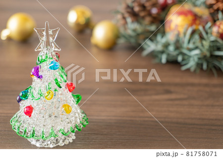 ガラスのツリーの背景　クリスマス 81758071