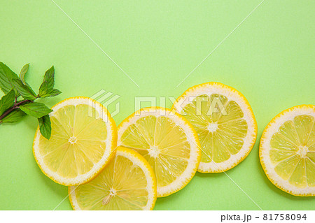 グリーンの背景紙とスライスレモン 81758094
