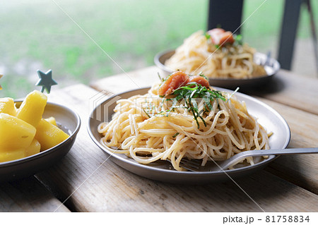 山で調理するアウトドアごはん【辛子明太子パスタ】 81758834