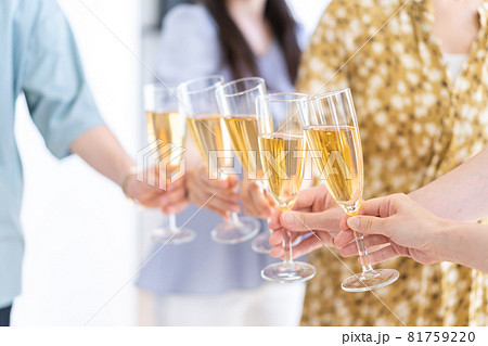 パーティーで乾杯をする若い男女 パーティーで乾杯をする若い男女 81759220