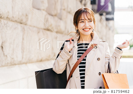 ショッピングをする若い女性 81759462