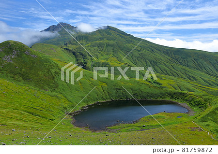 山形県飽海郡遊佐町　山形と秋田にまたがる鳥海山7合目の御浜付近のカルデラ湖、鳥海湖と新山の景色 81759872