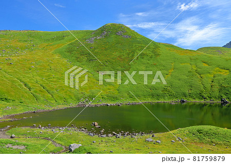 山形県飽海郡遊佐町　山形と秋田にまたがる鳥海山7合目の御浜付近のカルデラ湖、鳥海湖の景色 81759879