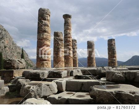 ギリシャ、デルフィのアポロン神殿 81760372