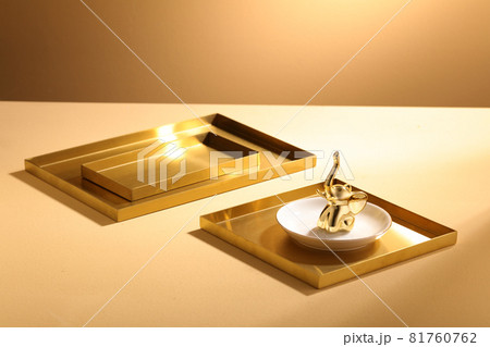 Gold tray and elephant plate decorations Gold tray and elephant plate decorations 81760762