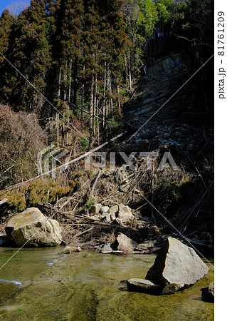 崩落　落石　崖崩れ　土砂崩れ　川山の斜面が崩れる写真素材 81761209