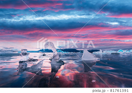 Icebergs in Jokulsarlon glacial lagoon Icebergs in Jokulsarlon glacial lagoon 81761391