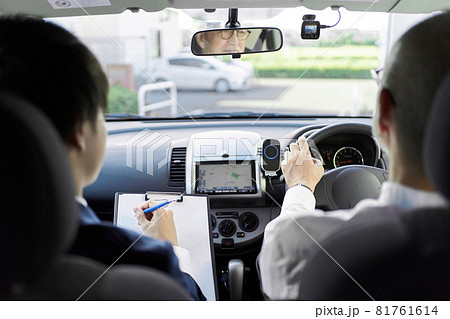 車の運転の教習を受ける高齢者 81761614