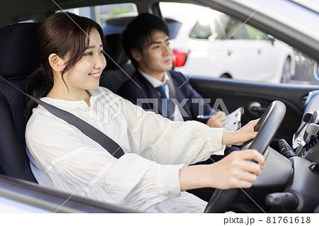 車の運転の教習を受ける女性 81761618