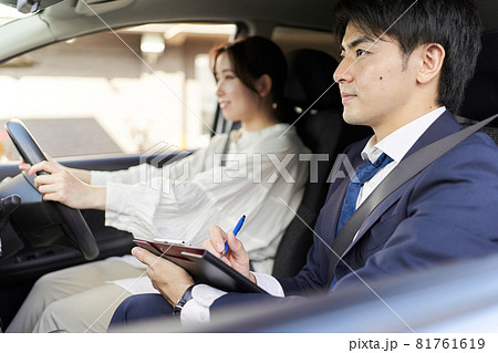 車の運転の教習をする男性教官 81761619