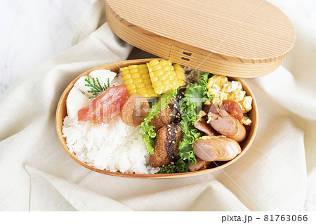 手作りのおいしい曲げわっぱのお弁当　アジフライ弁当 81763066