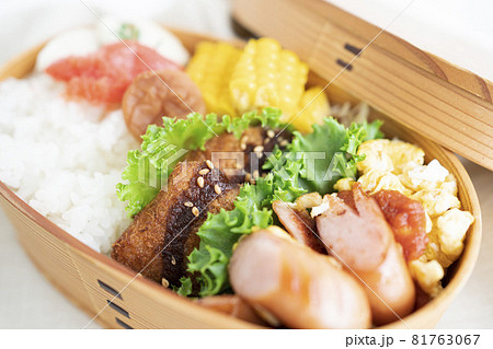 手作りのおいしい曲げわっぱのお弁当 アジフライ弁当の写真素材