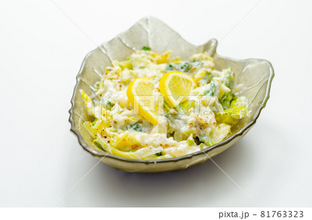 Delicious and fresh salad with savoy cabbage and spring greens in a smooth creamy sauce 81763323