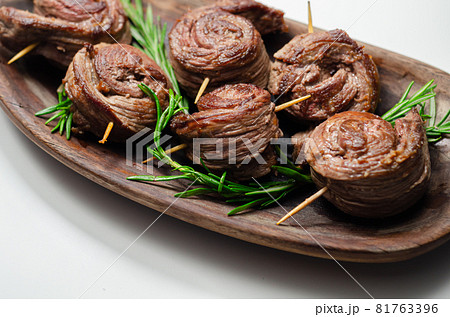 Juicy beef, fried and cooked in the shape of a rose, creatively served meat 81763396