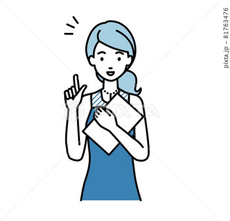 立って書類を手に持って何かひらめいたドレスの女性 81763476