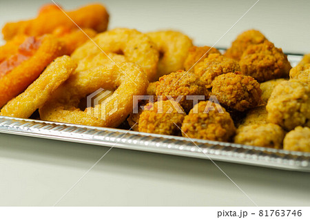 Southern fried and roast chicken bites, onion rings and mozzarella stick served on the silver tray Southern fried and roast chicken bites, onion rings and mozzarella stick served on the silver tray 81763746