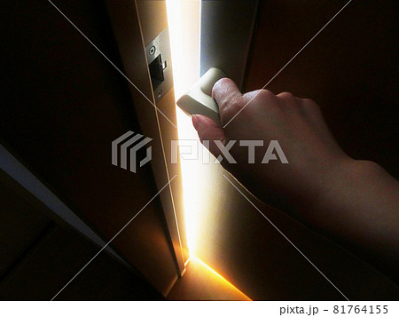 ドアを開けると光　暗闇から出る　扉を開ける手　活路イメージ写真素材 81764155