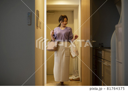 帰宅する若い女性 帰宅する若い女性 81764375