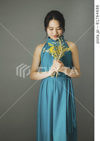 女性　緑のドレス 81764686