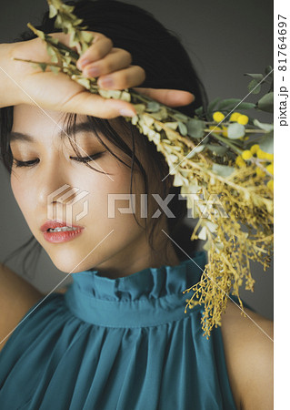 女性 緑のドレス 女性 緑のドレス 81764697