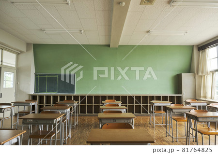 学校の教室 81764825