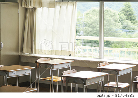 学校の教室 学校の教室 81764835