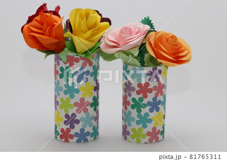 折り紙で作った手作りのバラの花を綺麗な花瓶に飾った様子 81765311