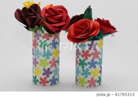 折り紙で作った手作りのバラの花を綺麗な花瓶に飾った様子 81765313