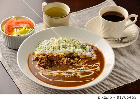 ビーフカレーのセット（コーヒー、サラダ、スープ付） 81765465