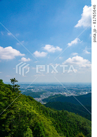 高尾山駅の展望台から東京都心をのぞむ　夏 81765646